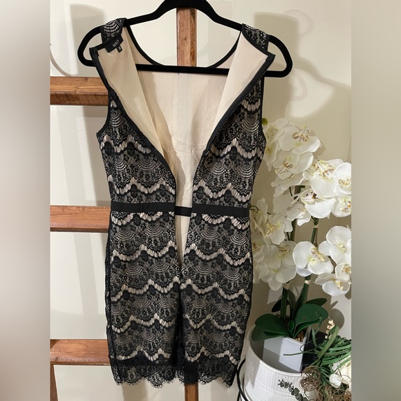 UNIT Bodycon Lace Dress - Picture 8 of 9
